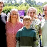 Philipp (Mitte) wurde Pfingstmontag beim ökumenischen Tauffest in der Ruhr bei Fröndenberg getauft. Mit dabei war seine Familie (v.l.n.r.): Bruder und Taufpate Nicklas, Mutter Barbara, Bruder und Taufzeuge Kasimir sowie Vater Burkhard Bürger aus Unna-Billmerich.