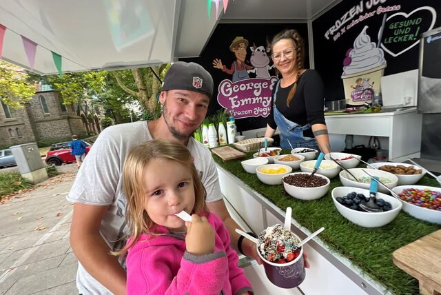Die kleine Emilia hat sich auf dem Streetfood-Markt in Holzwickede im vergangenen Jahr einen Frozen Jogurt schmecken lassen.