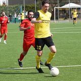 David Matern (SVL in Gelb) behauptet den Ball