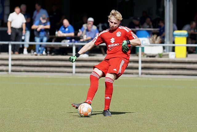 HSC-Keeper Torben Simon spielt den Ball.