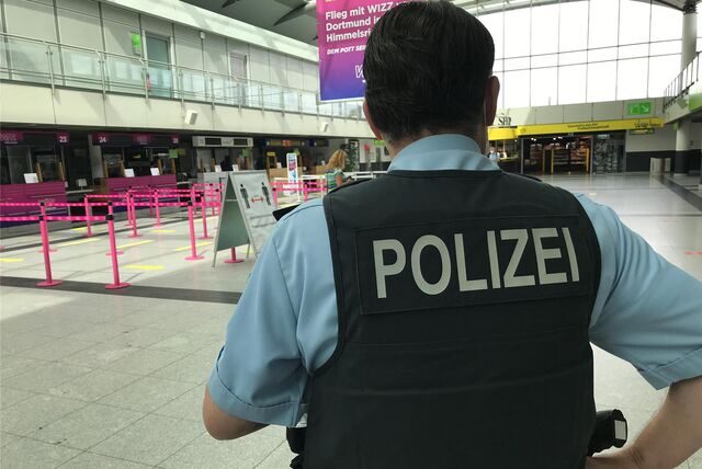 Ein Bundespolizist steht im Terminal-Gebäude des Flughafens Dortmund.
