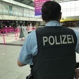 Ein Bundespolizist steht im Terminal-Gebäude des Flughafens Dortmund.