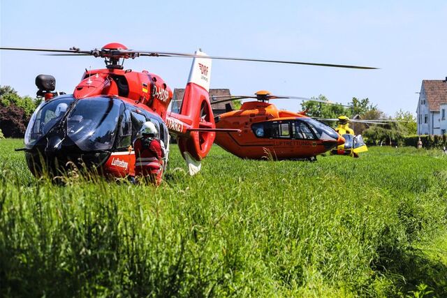 Drei Rettungshubschrauber landeten auf dem Acker neben der Unfallstelle.