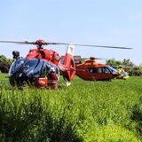 Drei Rettungshubschrauber landeten auf dem Acker neben der Unfallstelle.