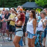 Menschen tanzen auf dem Platz er Kulturen in Unna.