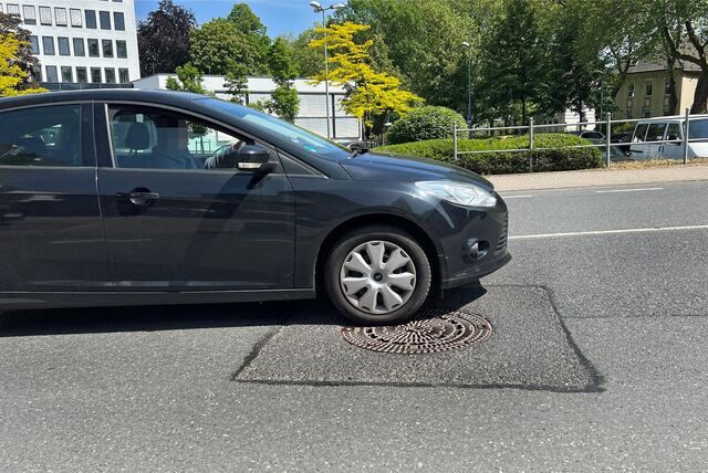 Die Autofahrer können kaum etwas dafür: Wenn Reifen wie in diesem Fall über einen Gullydeckel rollen, klappert es zwei mal – laut und deutlich.