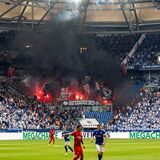 Schon während des Spiels war Feuer unterm Arena-Dach: Hier Frankfurter Fans beim Zünden von Pyrotechnik.
