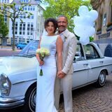Das Brautpaar Sibel Özel und Bünyamin Altun vor einer Mercedes-Limousine.