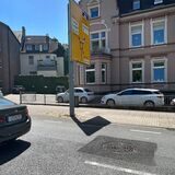 Wie laut ein Gullydeckel sein kann, wenn im Untergrund etwas kaputt ist, wissen Nachbarn dieses Schachts in der Friedrich-Ebert-Straße.
