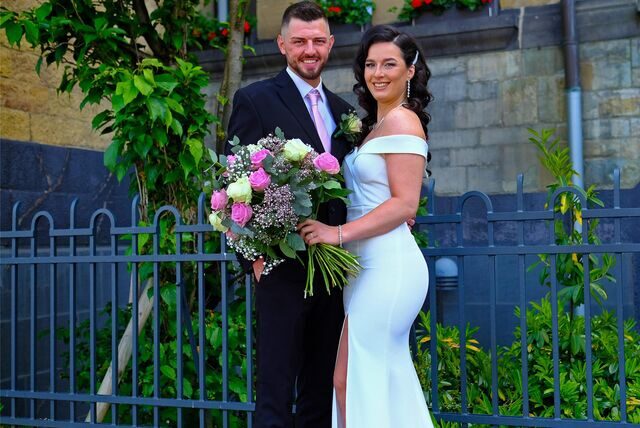 Die Brautleute Jasmin Knali und Nick Schlegel stehen im Anschluss an ihre Trauung vor dem Rathaus Recklinghausen