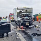 Ein Siebeneinhalbtonner ist auf einen mit Metallteilen beladenen Sattelzug aufgefahren.