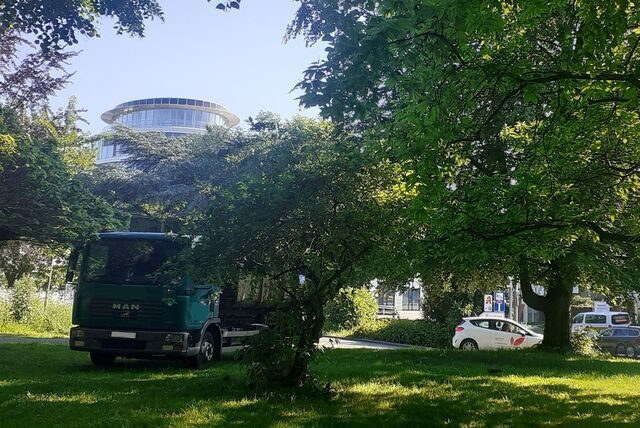 Ein LKW steht unter den Bäumen im Unnaer Stadtgarten.