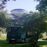 Ein LKW steht unter den Bäumen im Unnaer Stadtgarten.