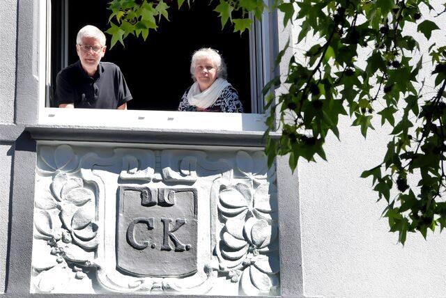 Viel von der Schwerter Einzelhandelsgesichte erzählen kann das Doppelhaus an der Hüsingstraße 18-20. Joachim Kockelke und Eva Stapper wissen auch, was die Initialbuchstaben auf dem Wappen hoch an der Fassade zu bedeuten haben.