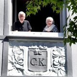 Viel von der Schwerter Einzelhandelsgesichte erzählen kann das Doppelhaus an der Hüsingstraße 18-20. Joachim Kockelke und Eva Stapper wissen auch, was die Initialbuchstaben auf dem Wappen hoch an der Fassade zu bedeuten haben.