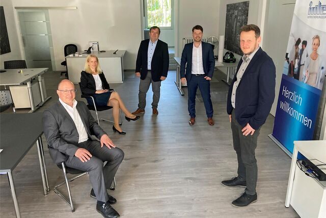 Die Versicherungsagentur Inhaber (v.l.) Thorsten Gollnik, Peter Protzner, Thorsten Rauball, Christian Drees und Jason Schöffer (fehlt auf dem Bild) haben sich zu einer Agenturgemeinschaft zusammengeschlossen. Stefanie Kramer ist für den Innendienst im Ladenlokal an der Bahnhofstraße zuständig.
