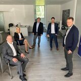 Die Versicherungsagentur Inhaber (v.l.) Thorsten Gollnik, Peter Protzner, Thorsten Rauball, Christian Drees und Jason Schöffer (fehlt auf dem Bild) haben sich zu einer Agenturgemeinschaft zusammengeschlossen. Stefanie Kramer ist für den Innendienst im Ladenlokal an der Bahnhofstraße zuständig.