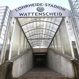 Der Spieler-Tunnel im Lohrheide-Stadion der SG Wattenscheid 09: Der Klub will sich wieder in die Oberliga zurückziehen.