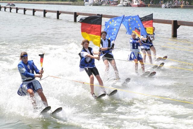 Die Wasserski-Show ist einer der Programmpunkte beim Hafenfest. Was es diesmal nicht geben wird, sind ein Drachenbootrennen, ein Feuerwerk und ein Flying-Dutchman-Wettbewerb.