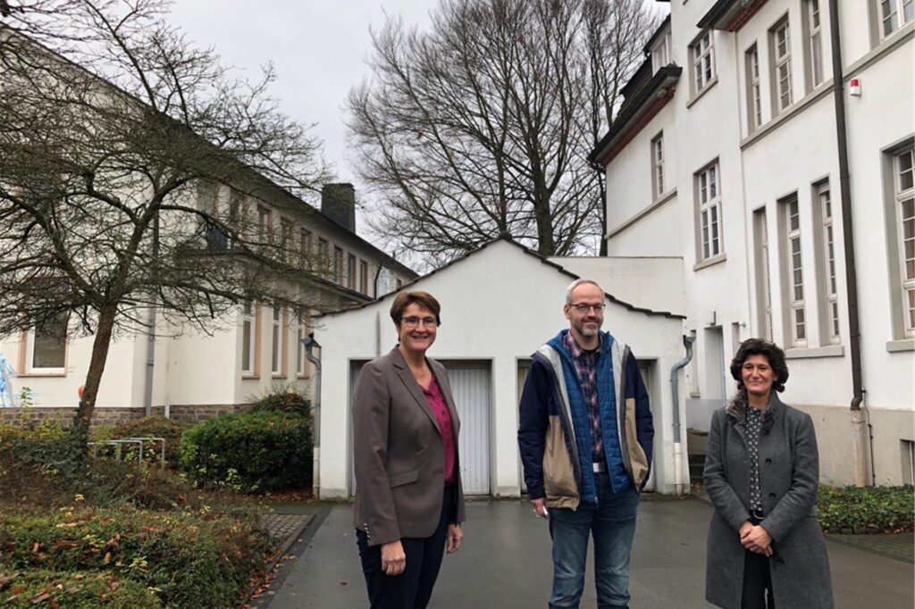 Bürgermeisterin Sabina Müller (l.), Personalratsvorsitzender Stefan Neuhaus und Sabine Bensmann-Wagner, Architektin der Stadt, stehen vor dem Gelände, auf dem künftig ein Zwischentrakt die beiden Rathausgebäude miteinander verbinden soll. Bürgermeisterin Sabina Müller (l.), Personalratsvorsitzender Stefan Neuhaus und Sabine Bensmann-Wagner, Architektin der Stadt, stehen vor dem Gelände, auf dem künftig ein Zwischentrakt die beiden Rathausgebäude miteinander verbinden soll.