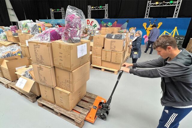 In der Kinderglück-Halle in Holzwickede wurden am Donnerstag Tausende Schulranzen verteilt.