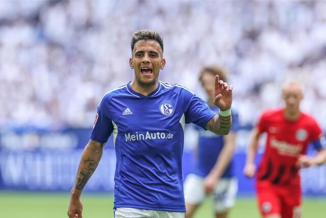 Rodrigo Zalazar, FC Schalke 04, mit Trikot des Sponsors MeinAuto.de