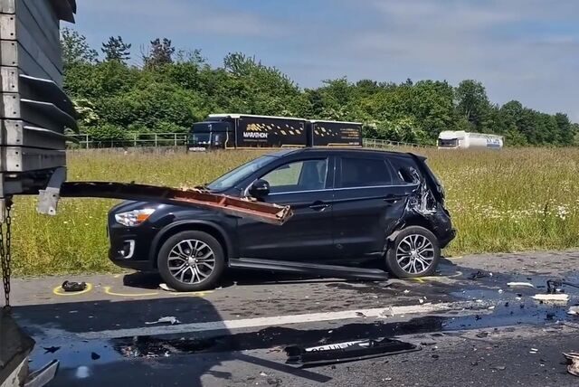 Die Fahrerin dieses Mitsubishi konnte einem von hinten kommenden LKW noch rechtzeitig ausweichen.