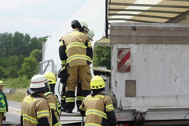 Das Führerhaus bohrte sich in den Kastenaufbau, als der Fahrer auf den Vordermann prallte.