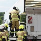 Das Führerhaus bohrte sich in den Kastenaufbau, als der Fahrer auf den Vordermann prallte.