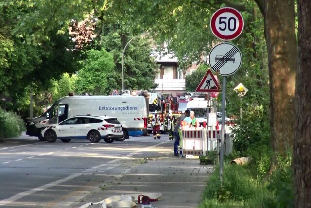 Feuerwehrwagen und der Entstörungsdienst von Donetz an der Einsatzstelle im Dortmunder Süden.
