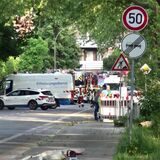 Feuerwehrwagen und der Entstörungsdienst von Donetz an der Einsatzstelle im Dortmunder Süden.