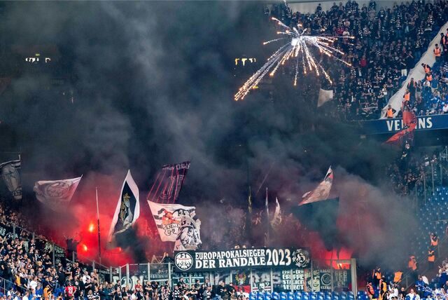 Während des Spiels zündeten Fans beider Vereine mehrfach Pyrotechnik, verletztet wurde dabei diesmal nach bisherigen Erkenntnissen niemand.