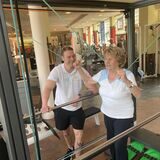 Trainer Simon Heinrich könnte der Enkel von Susanne Schenk sein. Die 86-jährige ist seit 40 Jahren im Fitnesscenter aktiv.