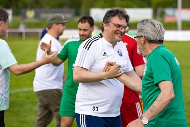 HSC-Coach Benjamin Hartlieb, der hier Betreuer Heiner Heil abschlägt, bekommt einen neuen Co-Trainer.