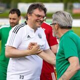 HSC-Coach Benjamin Hartlieb, der hier Betreuer Heiner Heil abschlägt, bekommt einen neuen Co-Trainer.