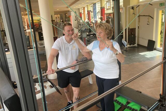 Trainer Simon Heinrich könnte der Enkel von Susanne Schenk sein. Die 86-jährige ist seit 40 Jahren im Fitnesscenter aktiv.