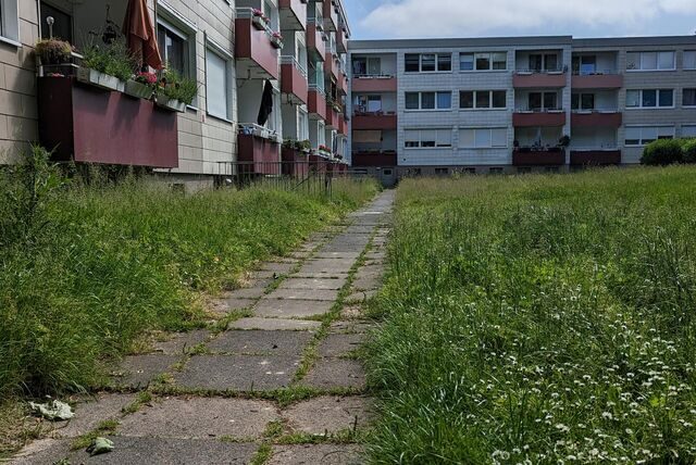 Immobilien der LEG an der Eichenstraße in Unna mit ungepflegten Grünflächen