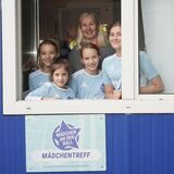 „Mädchen an den Ball“-Geschäftsführerin Anna Seliger mit vier Teilnehmerinnen