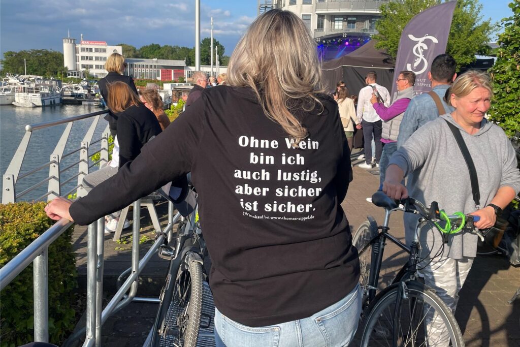 Diese Besucherin war in Feierlaune und drückte das auch durch die passende Kleidung aus. Diese Besucherin war in Feierlaune und drückte das auch durch die passende Kleidung aus.