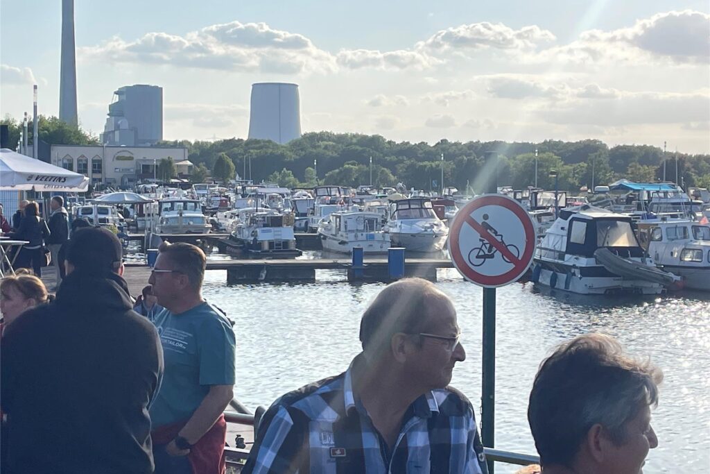 Sommerliches Wetter, nicht zu heiß, sondern meeresfrisch, ist für das Hafenfestwochenende vorhergesagt. Sommerliches Wetter, nicht zu heiß, sondern meeresfrisch, ist für das Hafenfestwochenende vorhergesagt.
