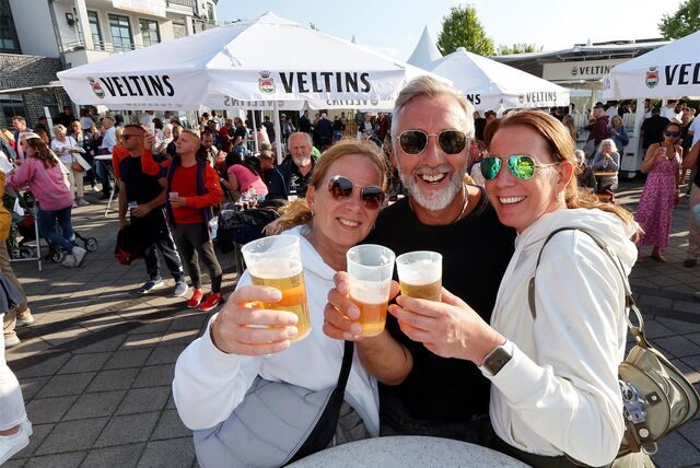 Anstoßen auf das 21. Hafenfest: Besucherinnen und Besucher genießen den Eröffnungsabend in der Marina Rünthe.