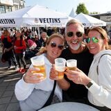 Anstoßen auf das 21. Hafenfest: Besucherinnen und Besucher genießen den Eröffnungsabend in der Marina Rünthe.