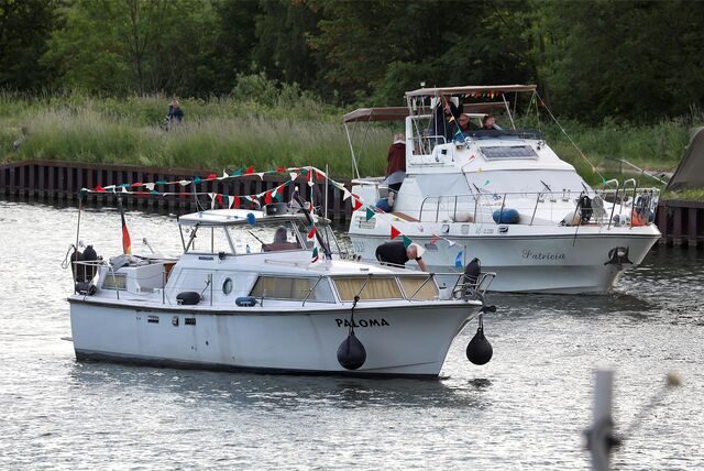 Bei strahlend blauem Himmel startet das Hafenfest – hier ein Blick auf die Sportboote, die in die Marina einliefen.