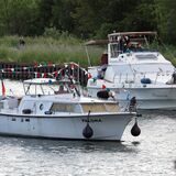 Bei strahlend blauem Himmel startet das Hafenfest – hier ein Blick auf die Sportboote, die in die Marina einliefen.