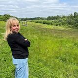 Auf dieser Freifläche zwischen Emscher und Friedhof Dorstfeld sollen spätestens Anfang 2026 die Bauarbeiten zu einer Kleingartenanlage beginnen – Anja Heimann will das verhindern.