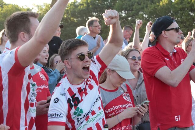Auch die Handballfreunde vom HC TuRa Bergkamen unterstützten die erste Mannschaft der Fußballabteilung beim Aufstiegsspiel gegen den VfL Mark in Pelkum.