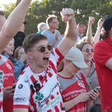 Auch die Handballfreunde vom HC TuRa Bergkamen unterstützten die erste Mannschaft der Fußballabteilung beim Aufstiegsspiel gegen den VfL Mark in Pelkum.