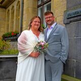 Brautpaar Nina Nischk und Patrick Schimion vor dem Rathaus Recklinghausen.