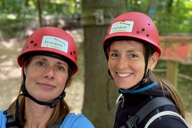Gemeinsam mit Trainerin Pia Wagner (r.) ist Redakteurin Martina Niehaus hoch hinaus geklettert: Der Kletterwald Freischütz ist nämlich in die zehnte Saison gestartet.