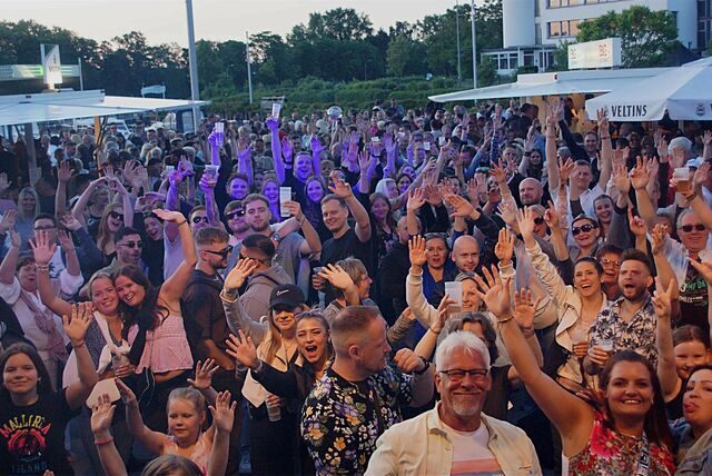 Gute Stimmung am Samstagabend vor den Konzertbühnen des Hafenfests.